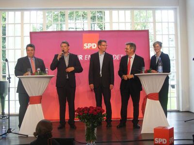 Sigmar Gabriel, Stefan Schwartze, Burkhard Blienert, Achim Post & Christina Kampmann (Foto: Jens Vogel/SPD Mi-Lk)