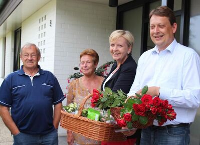 Stefan Schwartze und Hannelore Kraft zusammen mit Gisela Lückemeyer-Lüking und Egon Lückemeyer zu Beginn der Hausbesuche