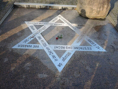 Foto: Gedenkbrunnen auf dem Vorplatz der Auferstehungskirche