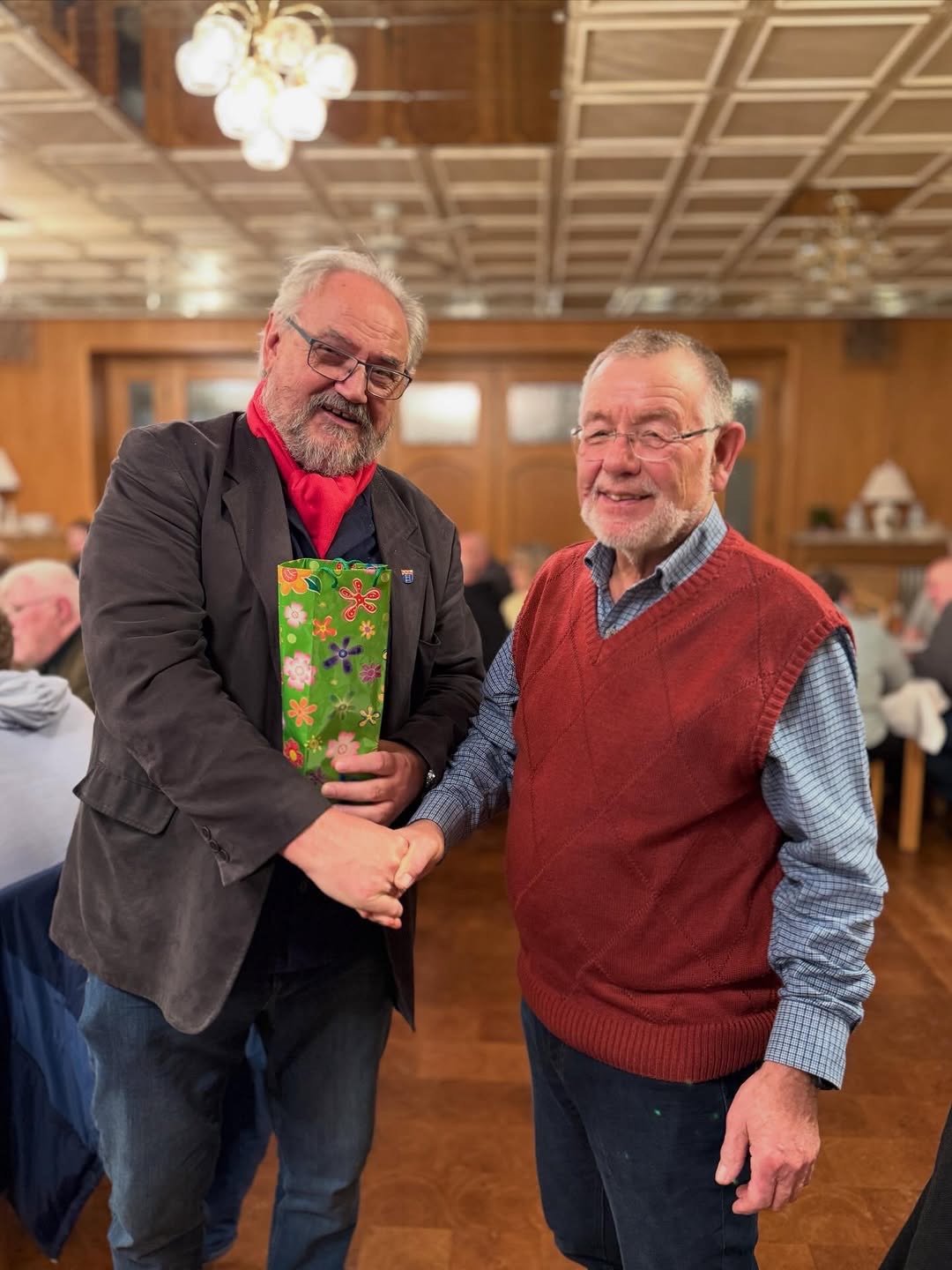 Der Stadtverbandsvorsitzende Gerhard Beckmann bedankte sich auch im Namen aller bei Reinhard Scheer vom OV Werste, der das Grünkohlessen Jahrzehnte lang begleitet hat, und es jetzt in die Hände des OV Am Wiehen gegeben hat.